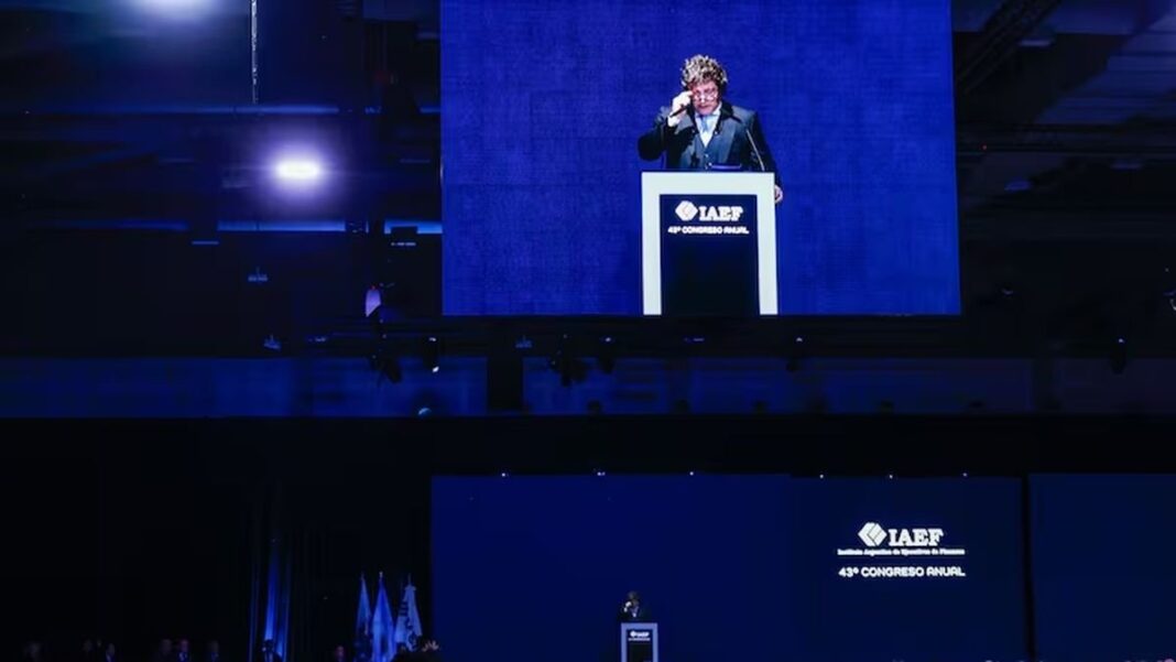 Javier Milei hablando en el Congreso del IAEF en Buenos Aires