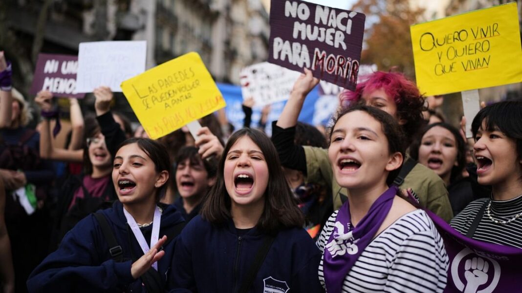 Concentración de personas frente al Congreso Nacional durante la movilización de Ni Una Menos