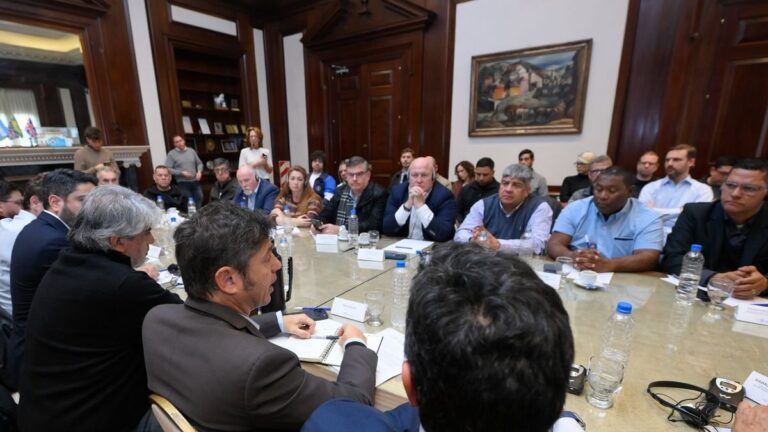 Pablo Moyano y Axel Kicillof durante reunión en Gobernación bonaerense