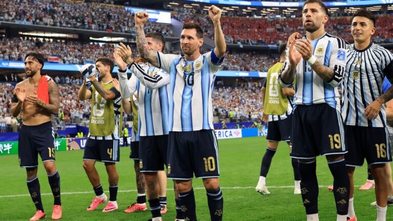 Jugadores de la Selección argentina celebrando en el campo de juego durante el Mundial 2026