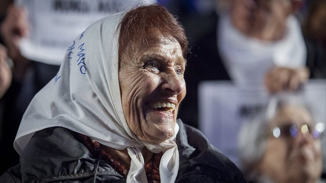 Taty Almeida con el pañuelo blanco en Plaza de Mayo