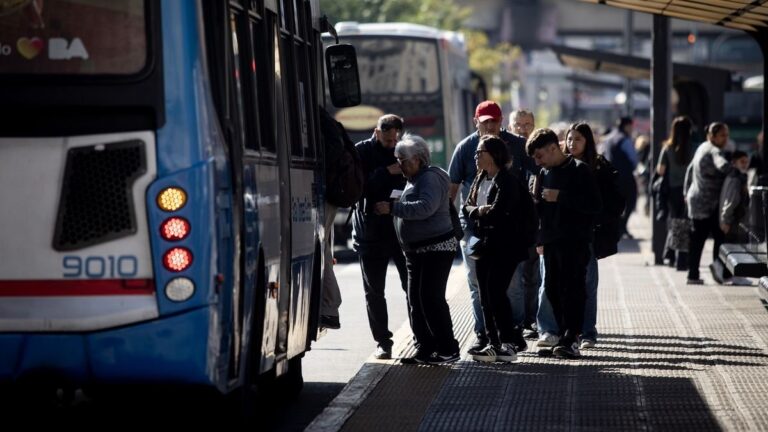 Colectivo en la Ciudad de Buenos Aires con cartel de tarifas