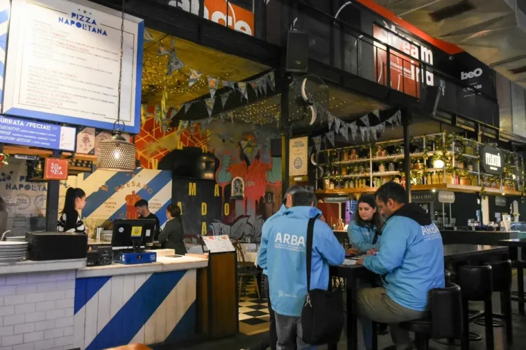 Inspectores de ARBA y Ministerio de Trabajo en un local gastronómico de La Plata