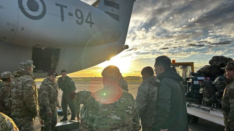 Avión Hércules C 130 de la Fuerza Aérea Argentina en la base de El Palomar