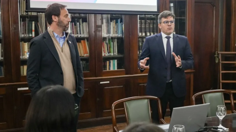 Santiago Pérez Teruel y Pablo López en capacitación de ingresantes en el ministerio de Economía