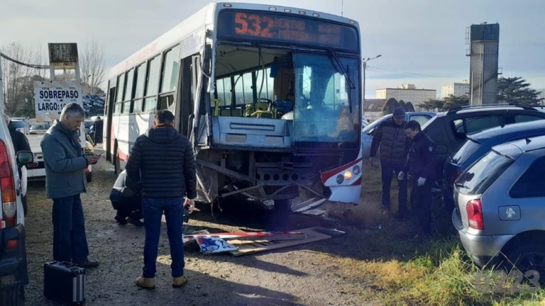 Colectivo de la línea 532 secuestrado en un corralón