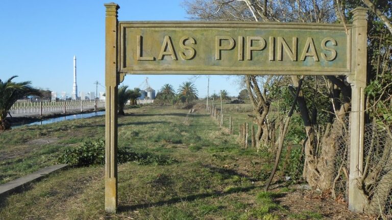 Vista del pueblo de Pipinas con la chimenea de la ex cementera Corcemar al fondo