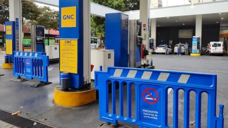 Filas de autos en una estación de servicio por cortes de GNC