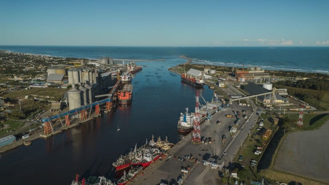 Vista del puerto de Mar del Plata con barcos y grúas