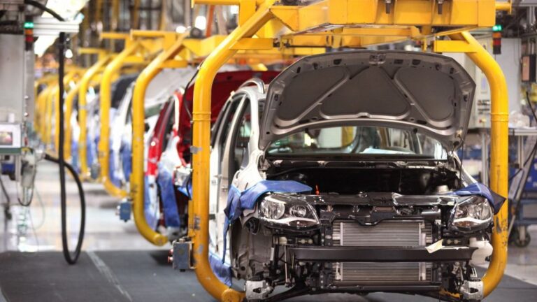 Línea de producción de automóviles en fábrica