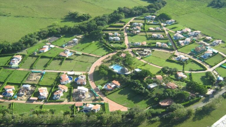 Vista aérea de un barrio cerrado con lagunas y áreas verdes en la provincia de Buenos Aires