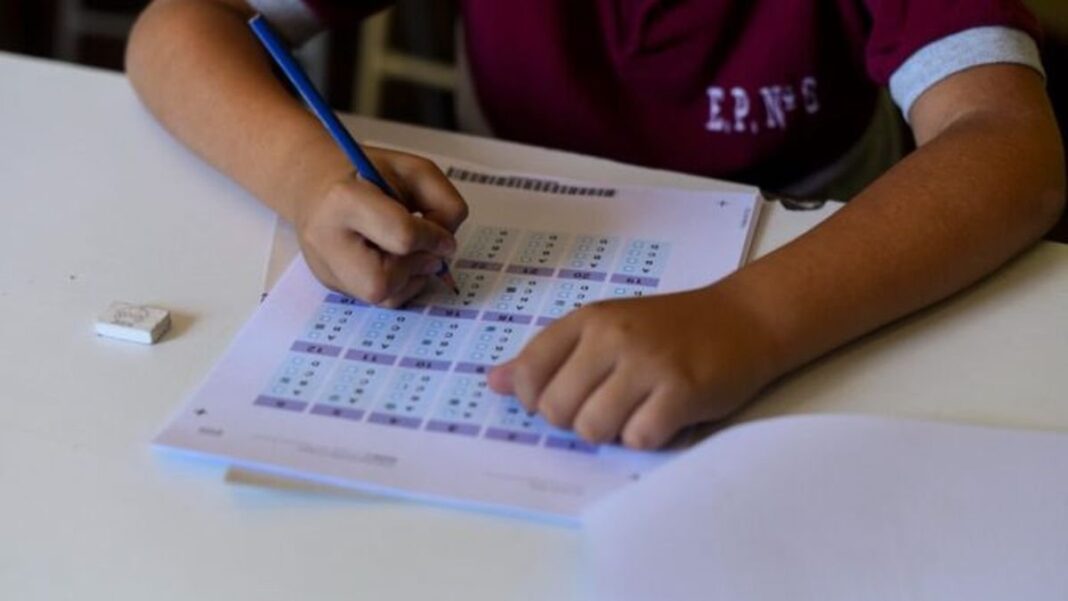Estudiantes de primaria rindiendo las Pruebas Aprender 2025