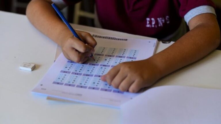 Estudiantes de primaria rindiendo las Pruebas Aprender 2025