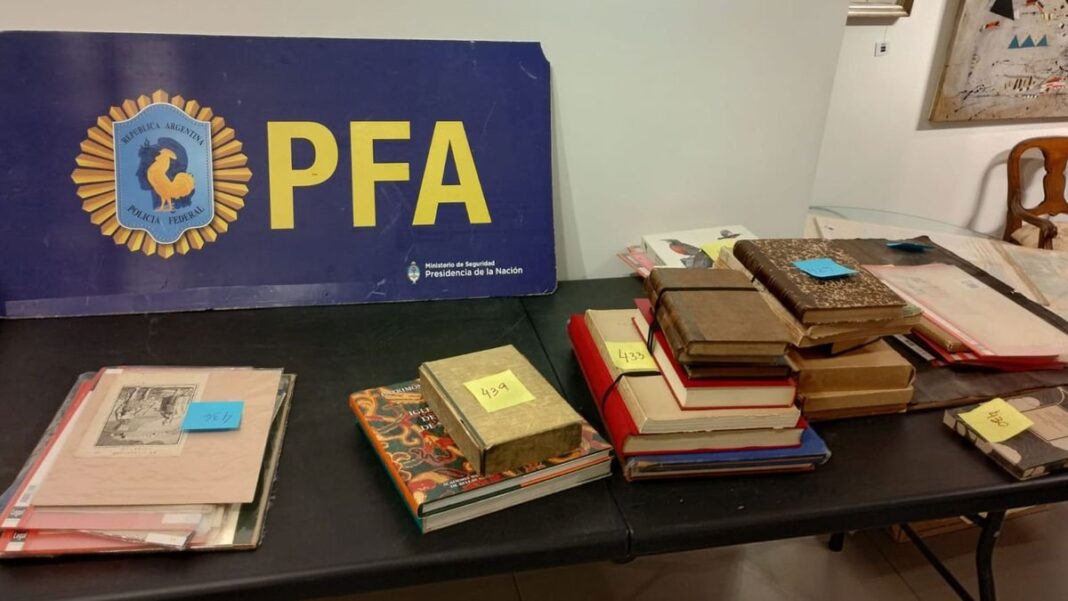 Documentos históricos incautados por la Policía Federal Argentina, con sellos y firmas de próceres nacionales