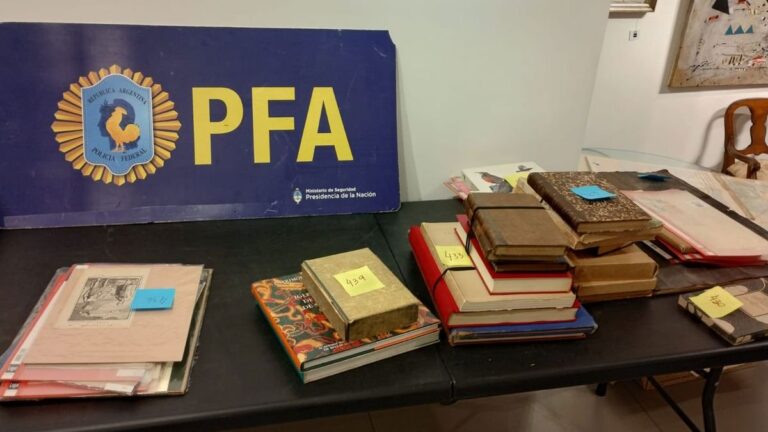 Documentos históricos incautados por la Policía Federal Argentina, con sellos y firmas de próceres nacionales