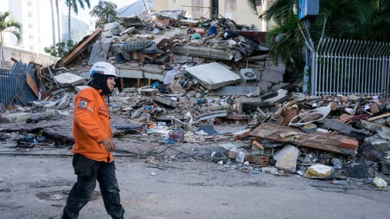 Bomberos voluntarios bonaerenses preparando equipo antes de viajar a Venezuela