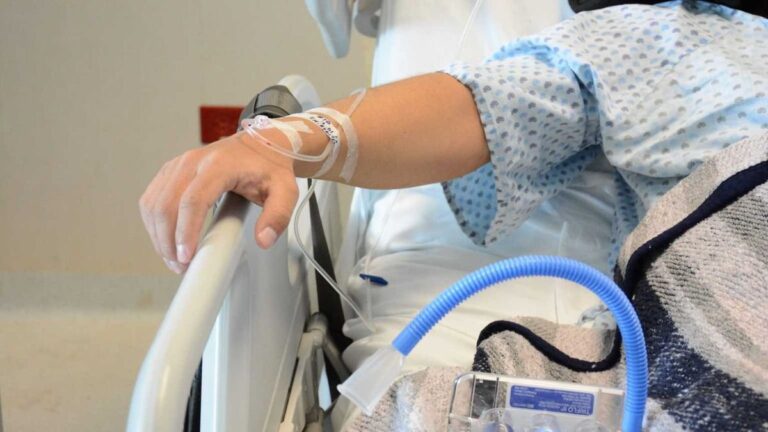 Vacuna antigripal aplicada a una persona mayor en un vacunatorio