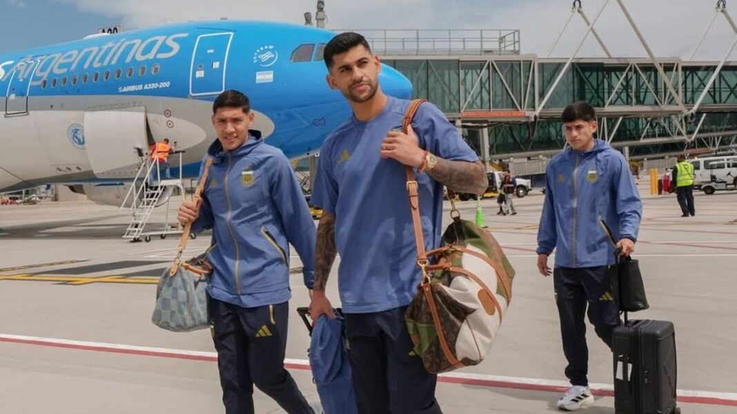 Lionel Messi y Emiliano Martínez con la camiseta de la Selección Argentina