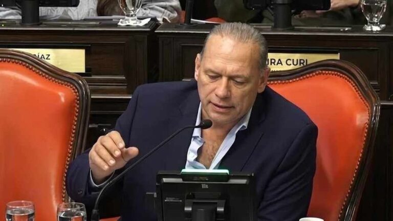 Sesión del Senado bonaerense con legisladores en sus bancas