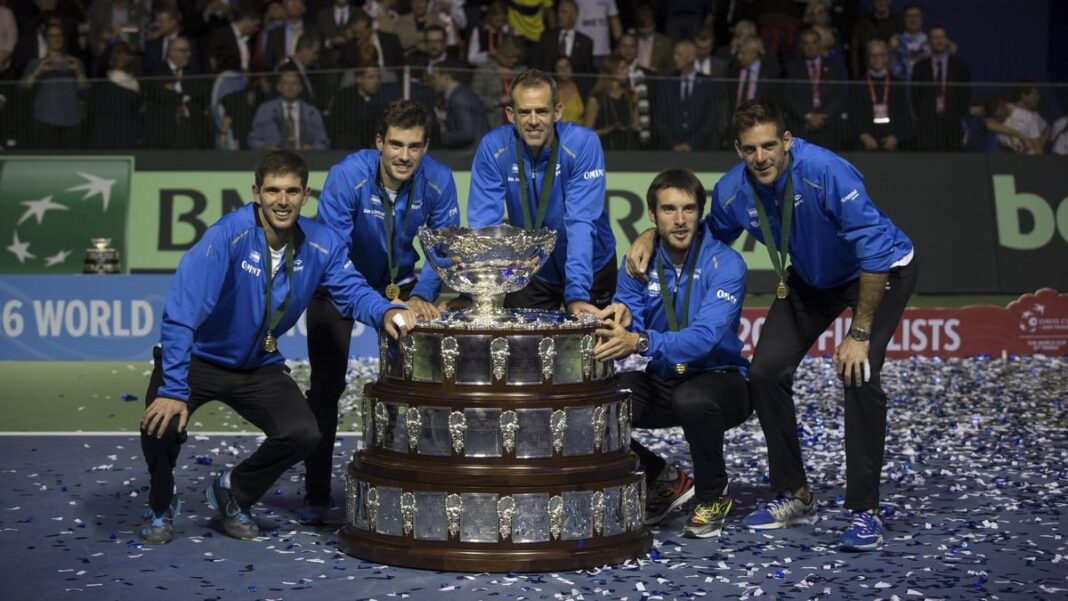 Cuatro tenistas argentinos campeones de la Copa Davis 2016 posan juntos en una cancha de tenis