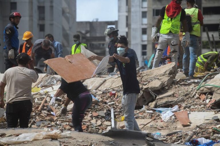 Edificios destruidos tras terremotos en Venezuela