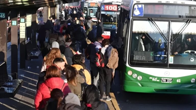 Colectivo en la provincia de Buenos Aires con cartel de tarifas actualizadas