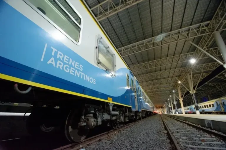 Tren de larga distancia de Trenes Argentinos en la estación Constitución