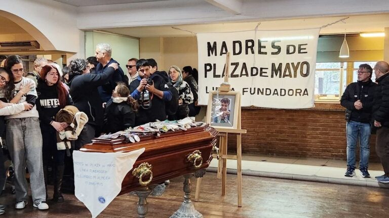 Velatorio de Taty Almeida en Foetra con asistentes