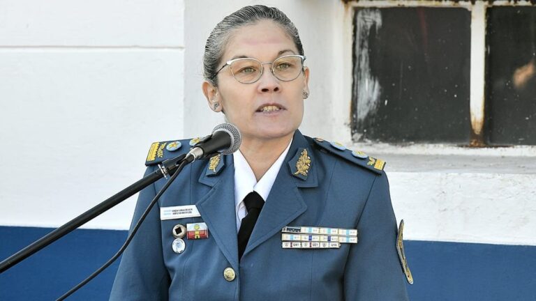 Vanesa Bruschi junto al ministro Juan Martín Mena durante el acto de asunción como directora de la Unidad Penal 6 de Mercedes