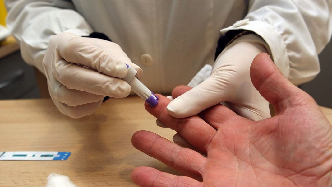 Persona realizándose un test rápido de VIH con una gota de sangre