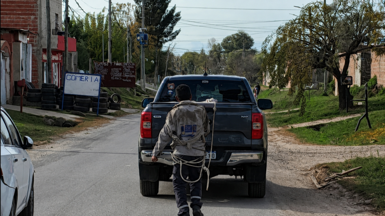 Imagen de una camioneta Ford Ranger gris en la calle, con un hombre atado a un árbol en Zárate