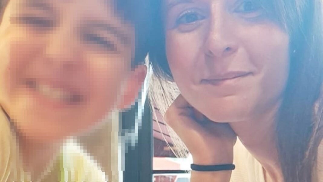 Retrato de Natalia Ciak junto a una fotografía de su hijo Joaquín Ruffo