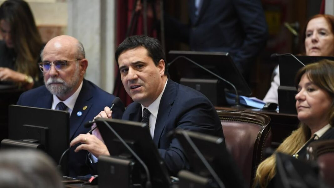 Senador Maximiliano Abad en el Senado de la Nación