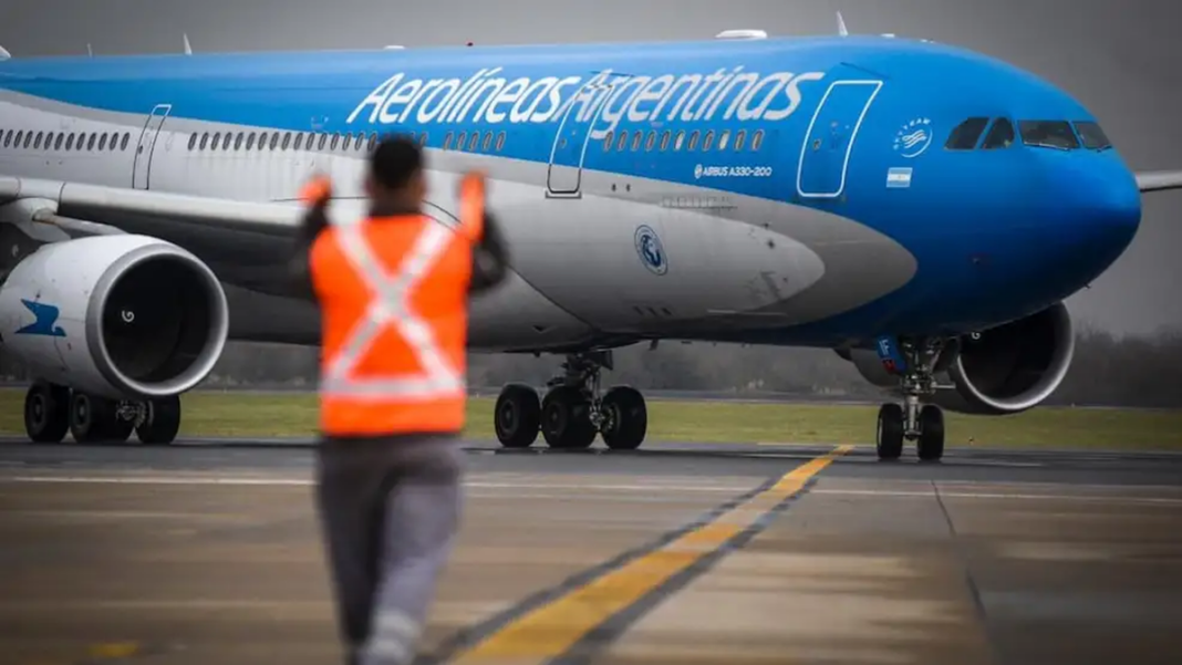 Avión de Aerolíneas Argentinas en pista de aterrizaje