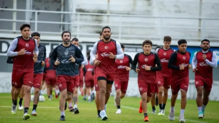Jugadores de Central Córdoba en un partido de fútbol