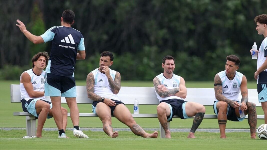 Jugadores de la selección argentina saludando desde un micro descubierto en un recibimiento multitudinario
