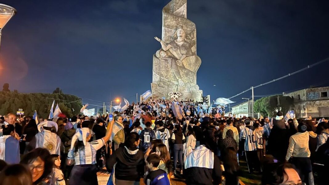 Multitud celebrando en la Plaza San Martín de Azul tras el triunfo de Argentina ante Inglaterra