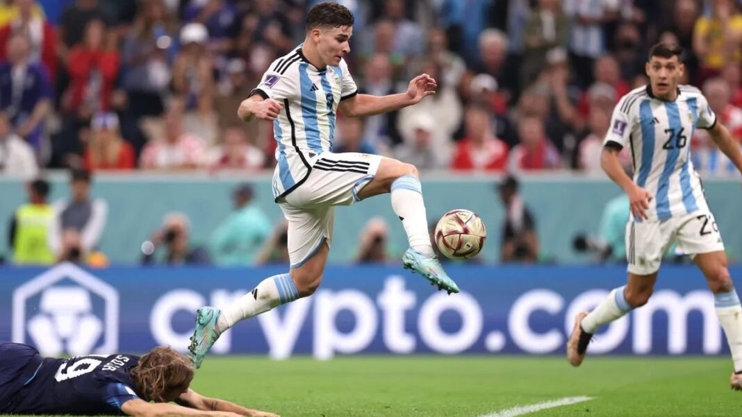 Jugadores de la selección argentina de fútbol celebrando un gol en un partido de Copa del Mundo