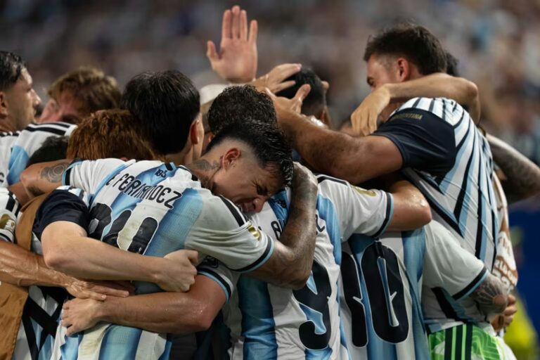 Jugadores de la Selección argentina celebrando un gol durante el partido contra Cabo Verde en el Mundial 2026
