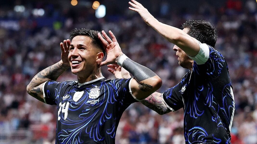 Jugadores de la selección argentina celebrando un gol en el partido contra Inglaterra por la semifinal del Mundial 2026