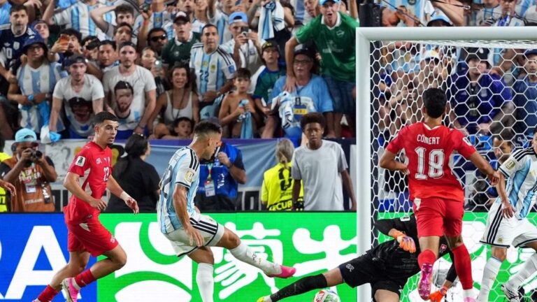 Jugadores de la selección argentina celebrando la victoria ante Suiza en el Mundial