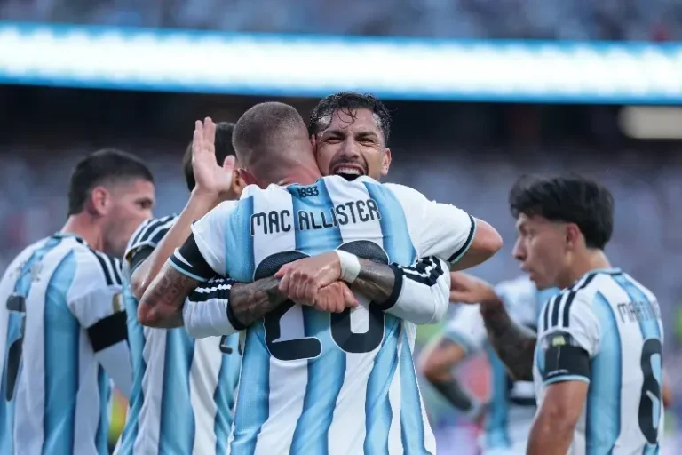 Jugadores de la Selección argentina celebran un gol en el partido contra Suiza en el Kansas City Stadium