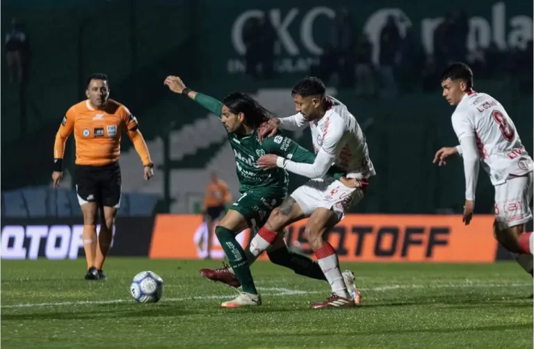 Jugadores de Argentinos Juniors celebrando un gol ante Sarmiento en Junín