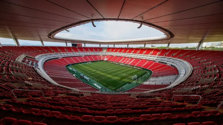 Vista aérea de un estadio del Mundial con cubierta retráctil