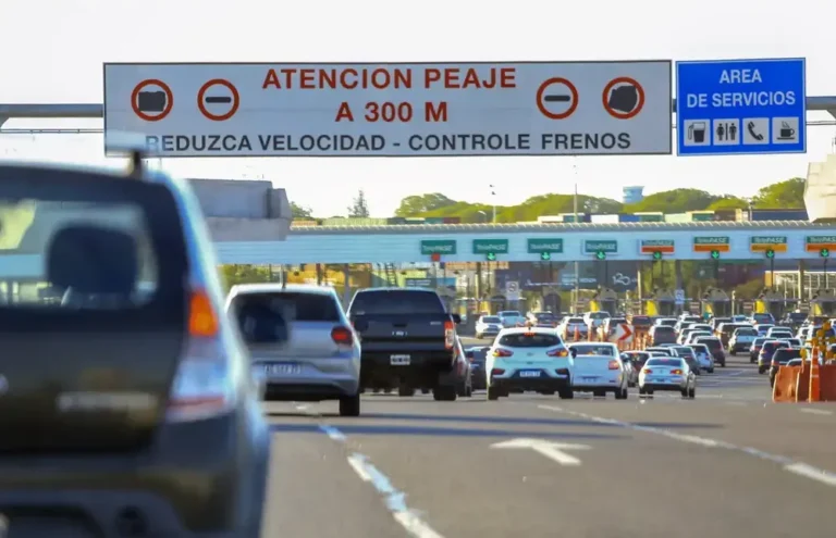 Estación de peaje en la ruta provincial 2, con cartel de Aubasa