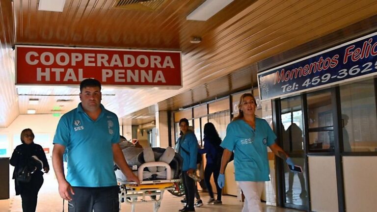 Policía en Bahía Blanca durante intervención por violencia de género