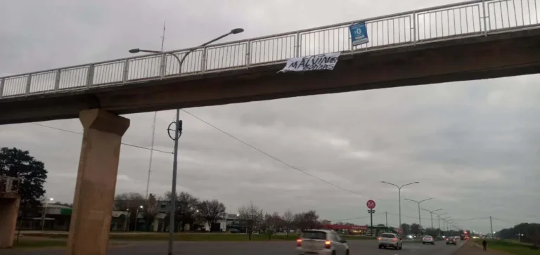 Bandera con la leyenda Las Malvinas son argentinas en el puente peatonal de Junín
