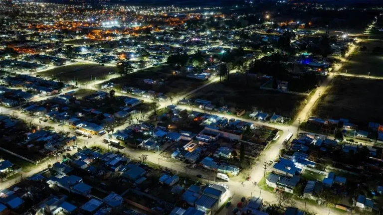 Intendente Juan Fiorini recorriendo el barrio Bicentenario junto a vecinos y la presidenta de la sociedad de fomento