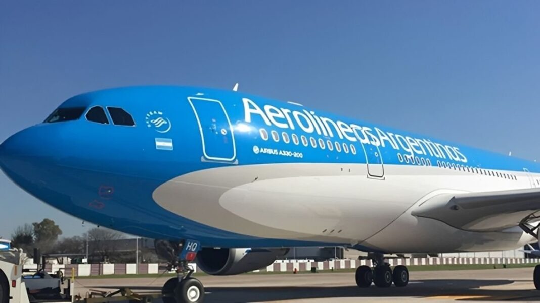 Avión en pista de aeropuerto con pasajeros abordando