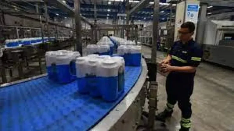 Trabajadores de Camioneros en protesta por cierre de distribuidora Express Beer
